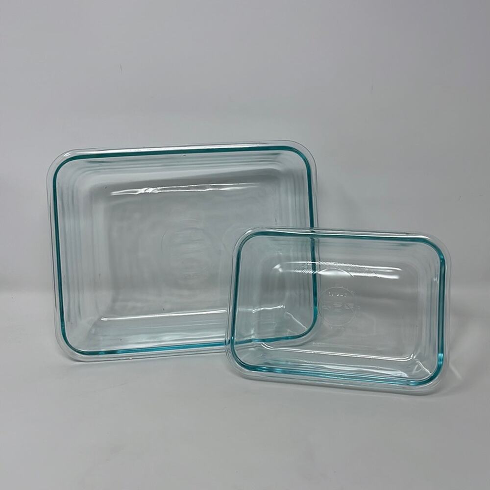Set of two clear Pyrex serving dishes